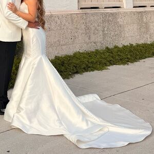 Classic White Mermaid Wedding Dress with Button-Back Train